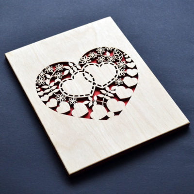 Деревянная резная открытка с сердечками