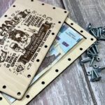 Коробочка для грошей кумі на гвинтах у розібраному вигляді з купюрами всередині