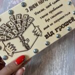 Дерев'яна коробка для грошей на болтах в руці