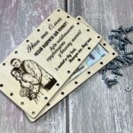 Відкрита коробочка для грошей з купюрами та розкрученими гвинтами й гайками
