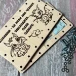 Напіввідкрита коробочка на гвинтах з грошима та відкрученими металевими болтами