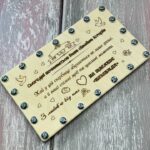 Дерев’яна коробочка для грошей на весілля «Початок сімейної історії» з романтичним гравіюванням