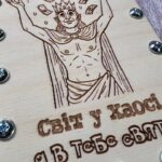 Дерев'яна коробочка для грошей з металевими гвинтами та гайками поруч