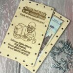 Відкритий дерев'яний бокс для грошей куму з купюрою 1000 гривень та металевими болтами