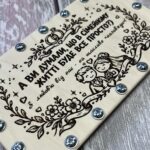 Крупний план гравіювання жартівливого напису про сімейне життя на скриньці