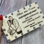 Дерев'яна коробочка для грошей з фотогравіюванням в руці