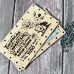 Відкрита коробочка для грошей з купюрами всередині та розібраними болтами і гайками