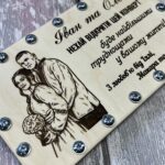 Крупний план гравіювання фото пари та жартівливого напису на коробочці