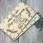 Відкрита дерев'яна коробочка з купюрами та розкрученими гвинтами на вінчання