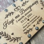 Крупний план гравіювання імен та побажання на дерев'яній коробочці