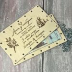 Відкрита дерев'яна коробочка для грошей з купюрою та металевими болтами