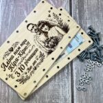 Відкрита дерев'яна коробочка для грошей з купюрою та металевими болтами