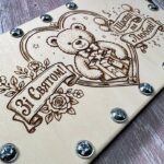 Коробочка з металевими гвинтами та гайками, вигляд збоку, видно товщину дерева.