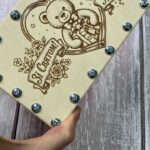 Відкрита коробочка з купюрами всередині, гвинти та гайки лежать поруч.