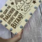 Коробочка в руці людини для порівняння розміру