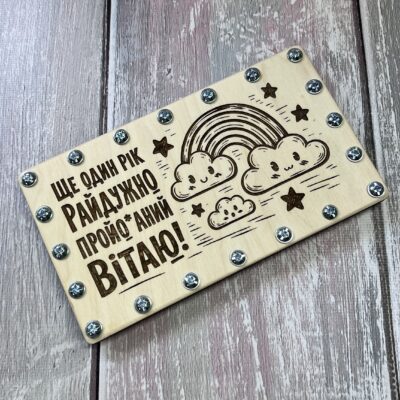 Загальний вигляд зверху дерев'яної коробочки з гравіюванням і гвинтами
