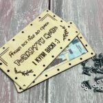 Коробочка з гвинтами та гайками поруч для демонстрації комплектації