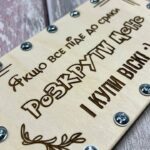 Вигляд зверху на коробочку з металевими гвинтами та гайками