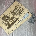 Відкрита дерев'яна коробочка з купюрами всередині та викрученими гвинтами поруч