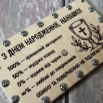Крупний план гравіювання тексту та чаші з хрестом на дерев'яному конверті для грошей