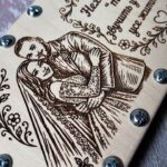 Крупний план лазерного гравіювання наречених та візерунка на коробочці