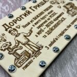 Лазерне гравіювання ілюстрації та шестерень на дерев'яному боксі під кутом