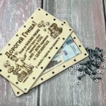 Розібрана коробка для купюр з банкнотою та металевими болтами і гайками