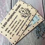 Відкритий конверт для грошей з банкнотою всередині та розсипаними гвинтами