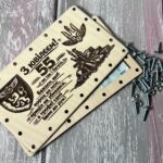 Відкрита дерев'яна коробочка з купюрами всередині та розсипаними гвинтами