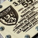 Крупний план щита з левом і крилами та частини побажання на дерев'яній кришці