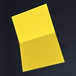 Відкрита листівка: жовта картонна підкладинка з вільним місцем для привітання